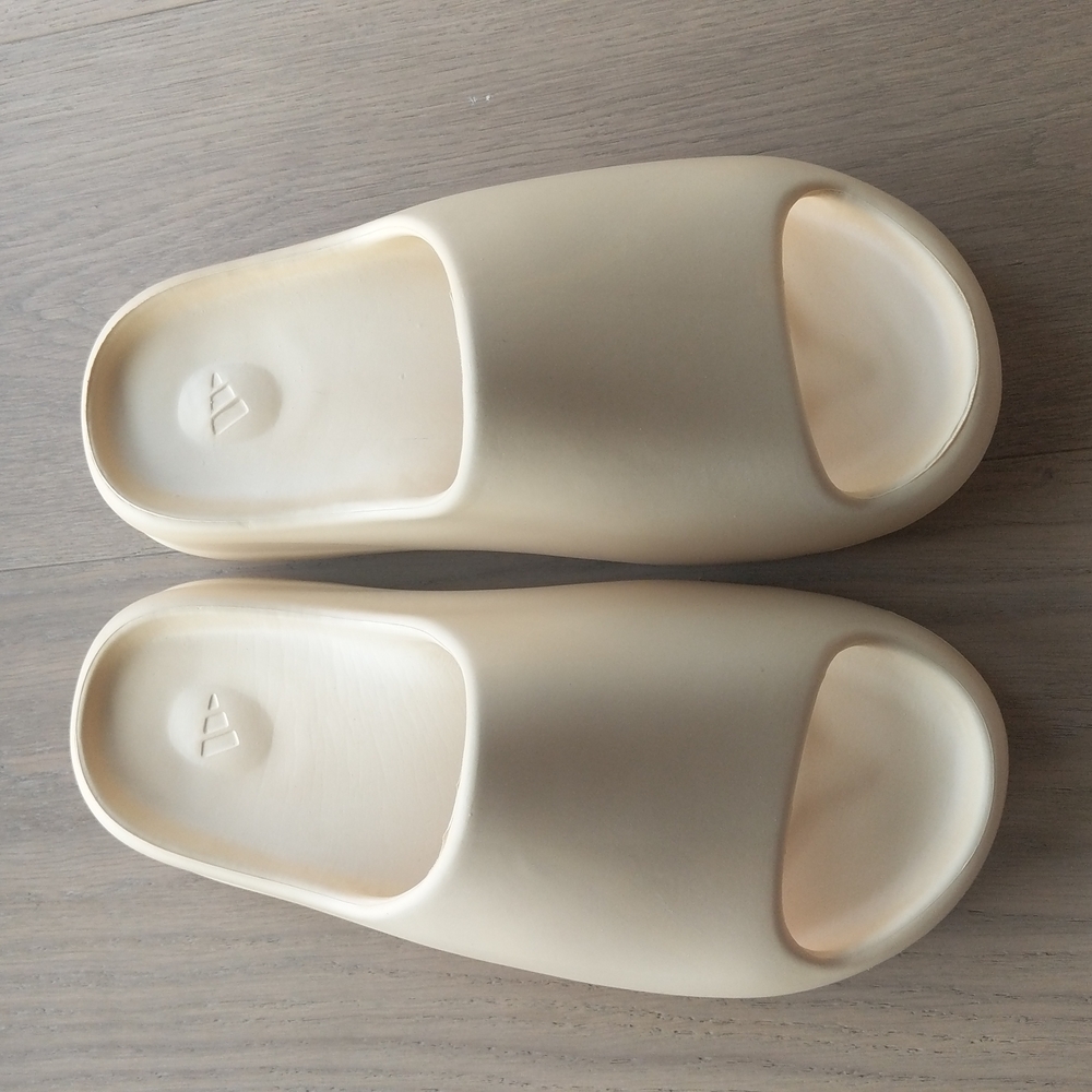 Adidas Yeezy slides Desert Sand 9.5